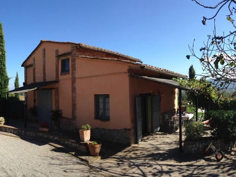 Wohnung in Castiglione Del Lago mit Terrasse, Garten und Grill