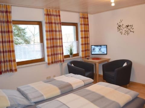 Gemütliche Ferienwohnung in Weiherhäuser mit Garten und Terrasse
