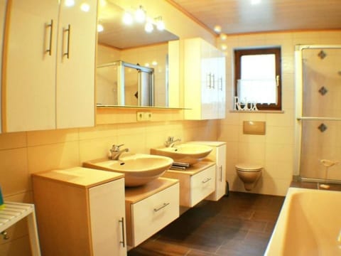 Gemütliche Ferienwohnung in Weiherhäuser mit Garten und Terrasse