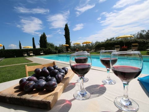 Wohnung in Castiglione Del Lago mit Garten, gemeinsamem Pool und Grill