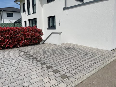 in ruhiger Lage in Seenähe