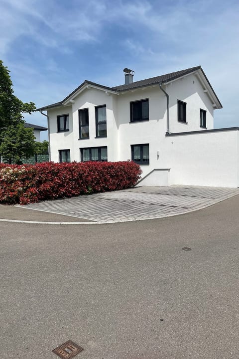 in ruhiger Lage in Seenähe