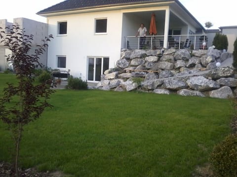 Wohnung mit großer Gartenterrasse und Ausblick