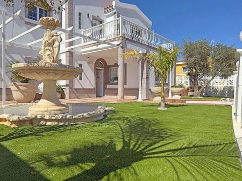 Villa "Esmeralda" mit Garten, Grill und Terrasse