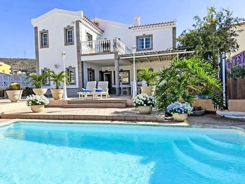 Villa "Esmeralda" mit Garten, Grill und Terrasse