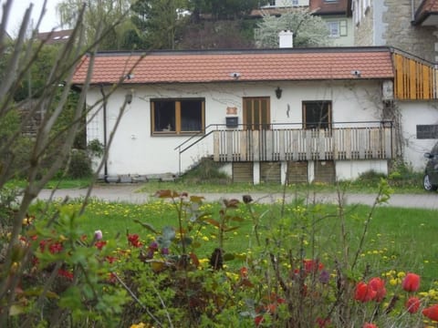 mit Terrasse und Parkplatz