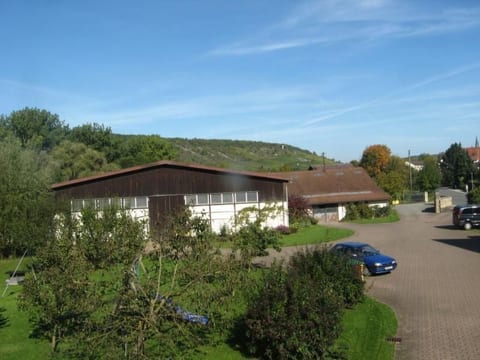 mit Terrasse und Parkplatz