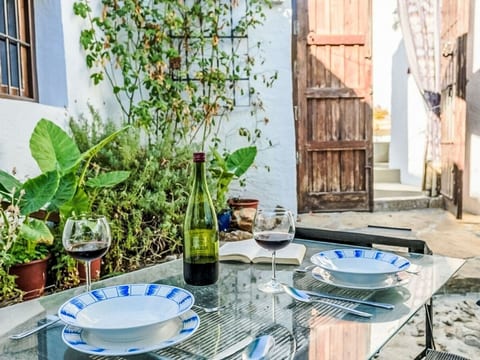 Schöne Ferienwohnung in Iznájar mit Garten, Terrasse und Grill