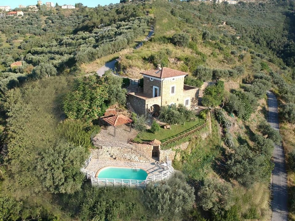 Casa con piscina privada y hermosa vista - Rofrano