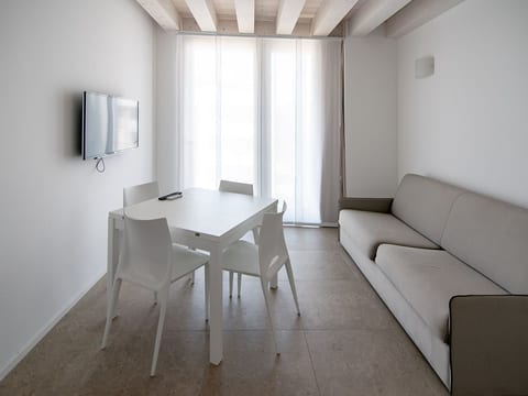 Einzimmerwohnung mit Balkon und Frühstück