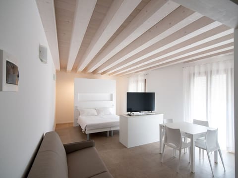 Einzimmerwohnung mit Balkon und Frühstück