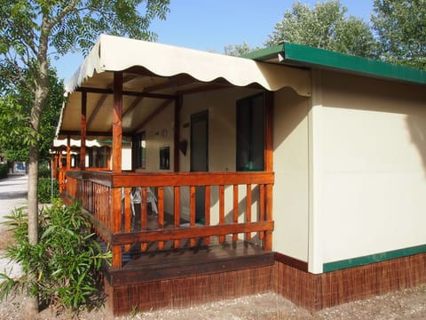 Mobilheim auf einem Campingplatz in der Nähe des Meeres und Pisa