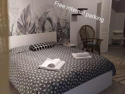 mit Privatparkplatz
