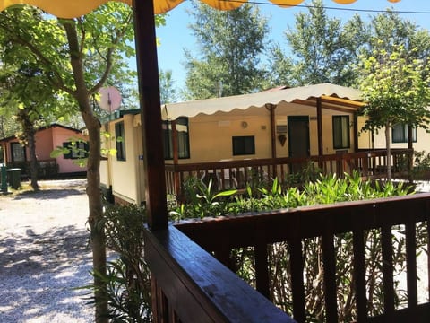 Mobilheim auf einem Campingplatz in der Nähe des Meeres und von Pisa