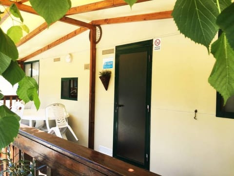 Mobilheim auf einem Campingplatz in der Nähe des Meeres und von Pisa