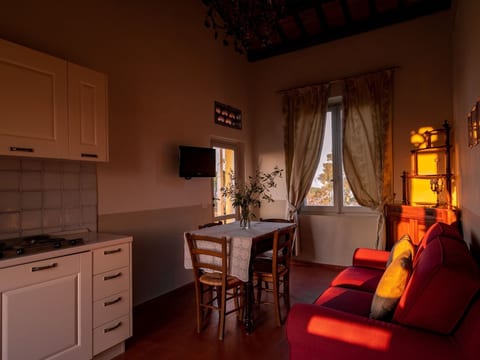 Drei-Zimmer-Panorama-Wohnung mit Terrasse und Sommerpool