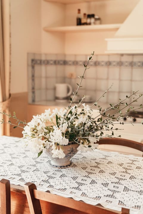 In einem Bauernhaus in den Hügeln, mit Garten und Pool