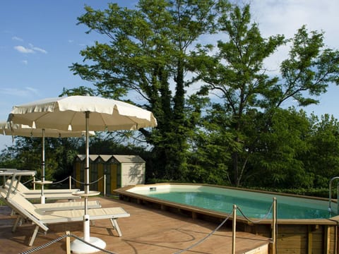 Villa mit privatem, halb versenkbarem Pool in Meeresnähe