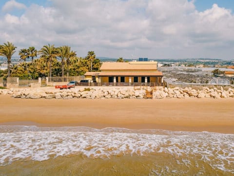 Komfortable und moderne Villa am Strand