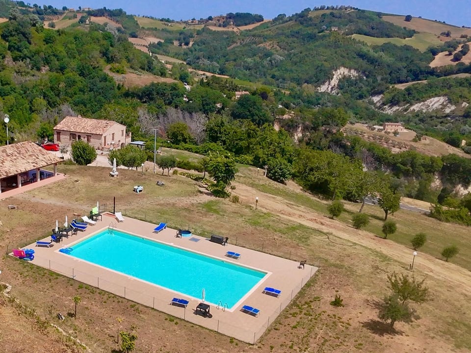 Villa con piscina privada y vistas impresionantes - Montelparo