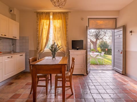Studio-Apartment mit Sommerpool, Garten und Aussicht