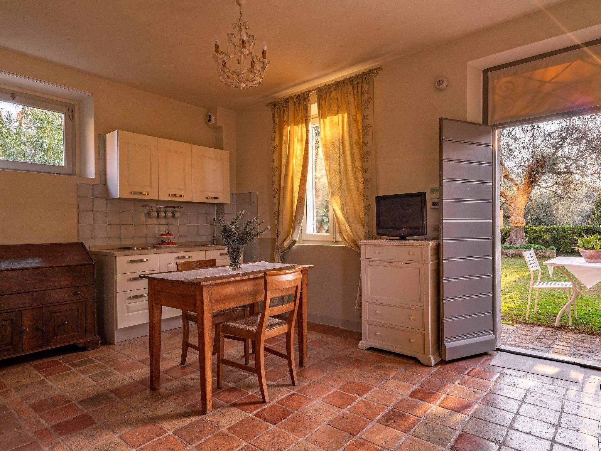 Studio-Apartment mit Sommerpool, Garten und Aussicht