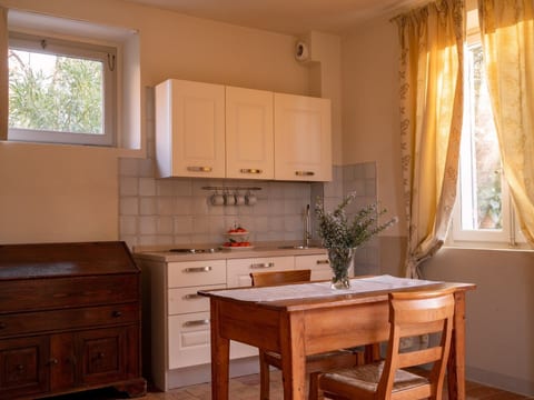 Studio-Apartment mit Sommerpool, Garten und Aussicht
