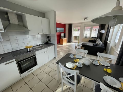 Sonnige Ferienwohnung mit großem Garten