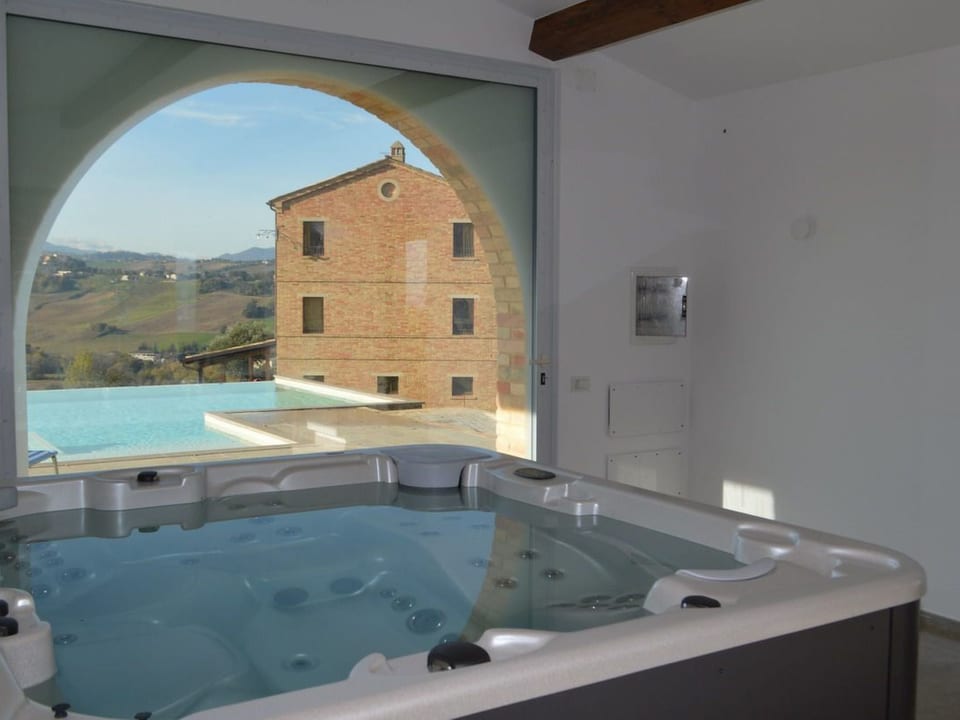 Villa mit privatem Pool und Wellnessbereich - Cessapalombo
