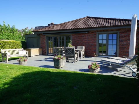 in Großmorsum mit Terrasse und Grill