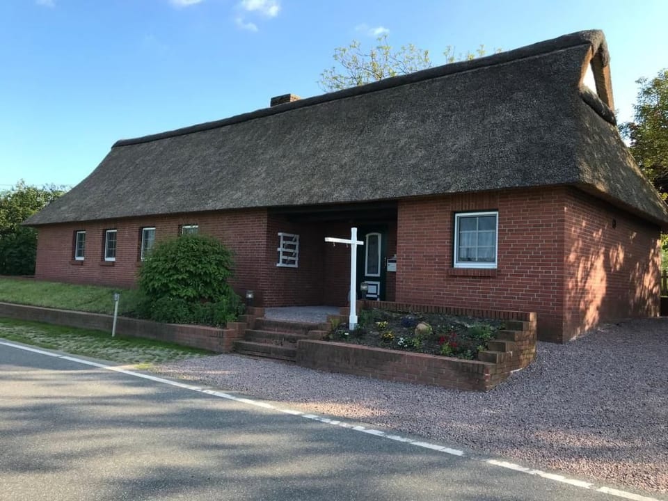 Casa accogliente con tetto in paglia in Schleswig-Holstein - Neuendorf-Sachsenbande