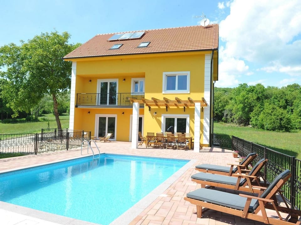 Alleinstehendes Ferienhaus mit Swimmingpool - Tijarica