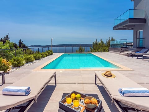 in Mimice mit tollem Pool und Meerblick