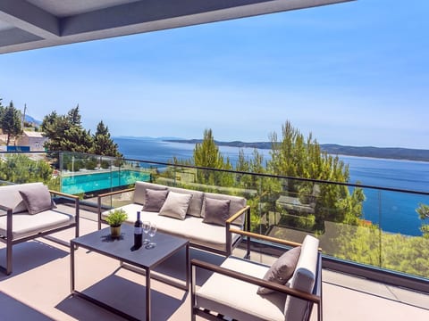 in Mimice mit tollem Pool und Meerblick