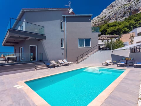 in Mimice mit tollem Pool und Meerblick