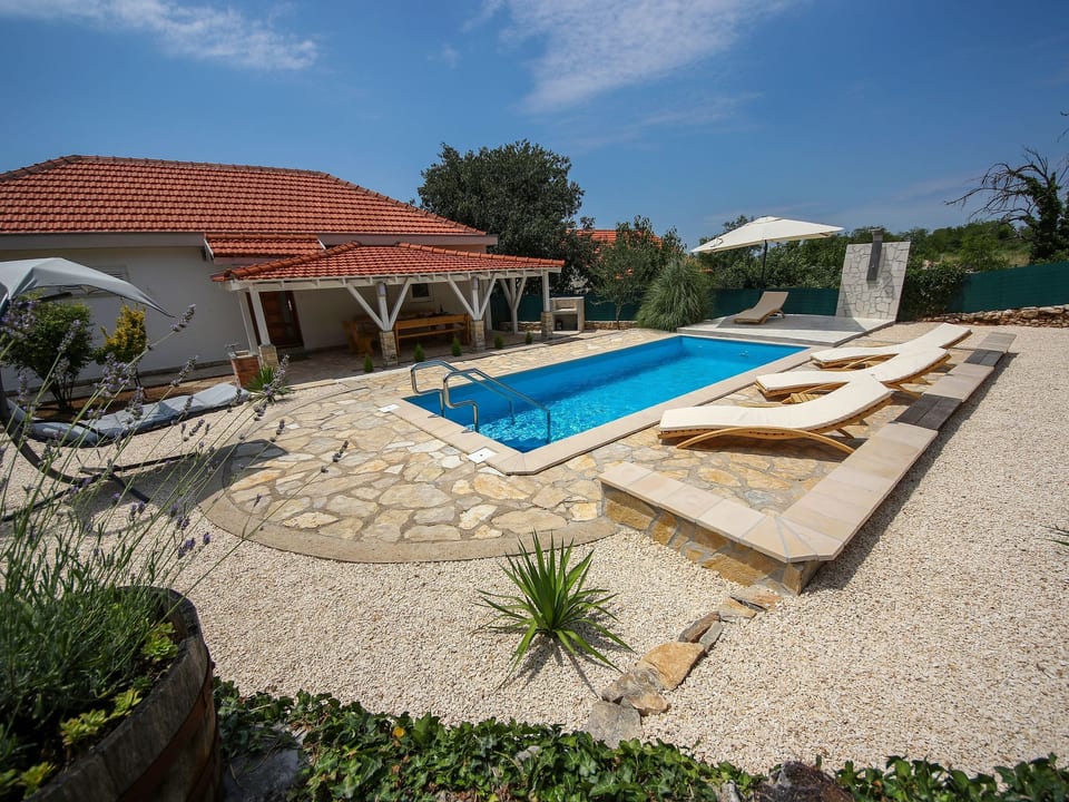 Gemütliche Villa Gabriel mit Schwimmbad - Pokrovnik