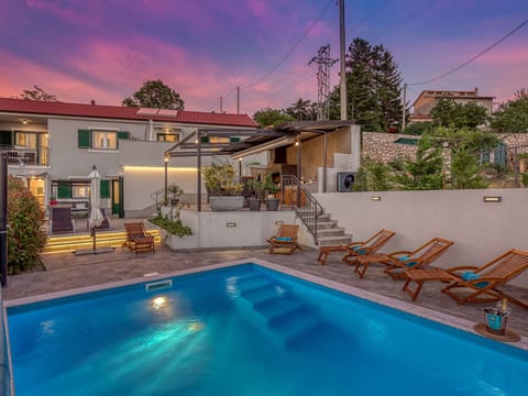 Villa LETICIJA - Luxusvilla mit beheiztem Pool, Sauna, Fitness & Grillplatz in