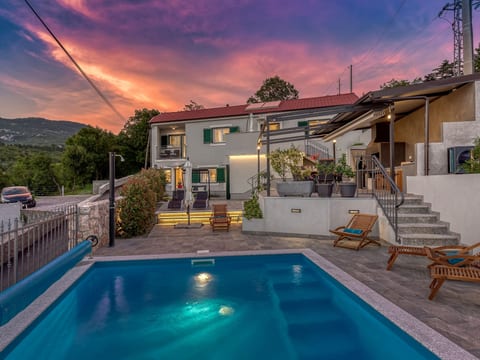 Villa LETICIJA - Luxusvilla mit beheiztem Pool, Sauna, Fitness & Grillplatz in