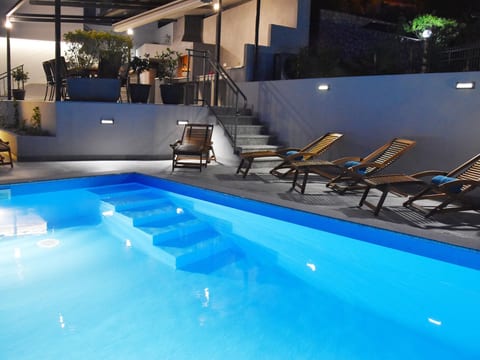 Villa LETICIJA - Luxusvilla mit beheiztem Pool, Sauna, Fitness & Grillplatz in