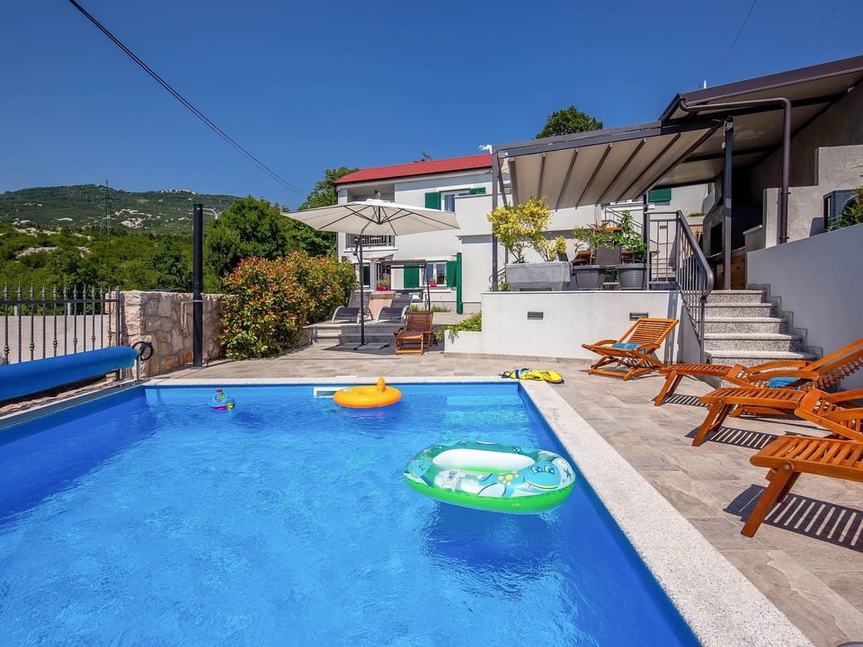 Villa LETICIJA - Luxusvilla mit beheiztem Pool, Sauna, Fitness & Grillplatz in - Hreljin