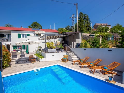 Villa LETICIJA - Luxusvilla mit beheiztem Pool, Sauna, Fitness & Grillplatz in