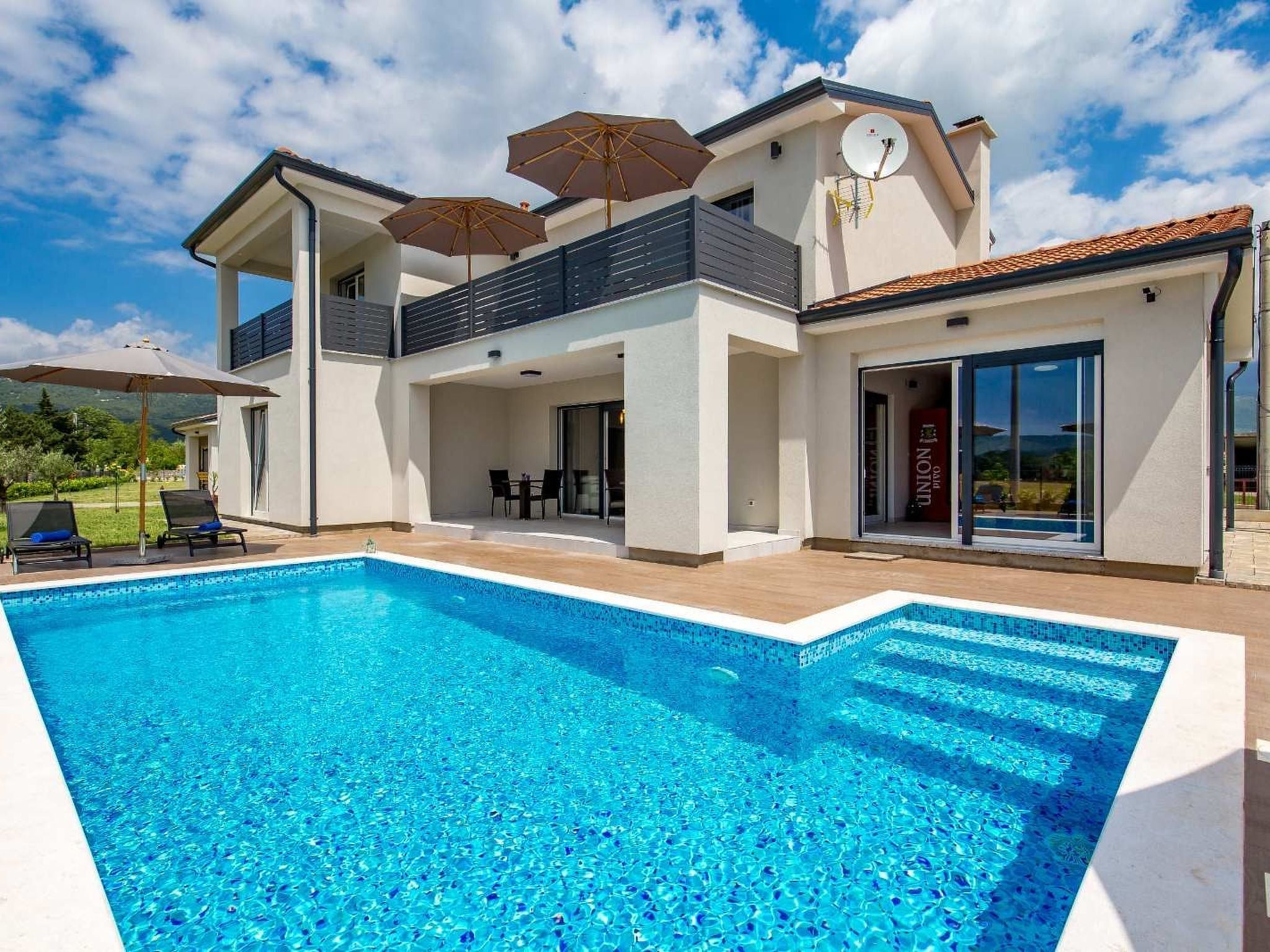 Schönes Haus für 8 Personen mit großem Schwimmbad