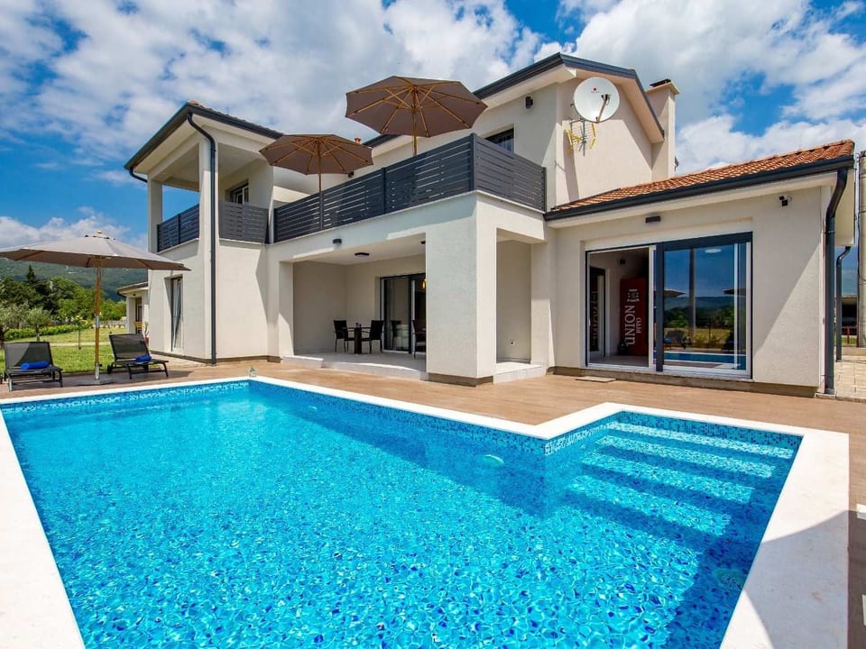 Schönes Haus für 8 Personen mit großem Schwimmbad - Dražice
