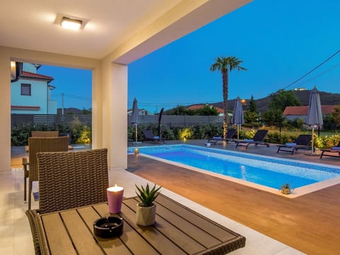 Schönes Haus für 8 Personen mit großem Schwimmbad