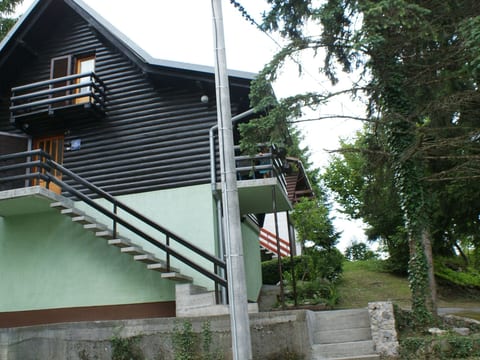 mit Terrasse, Grill und Garten