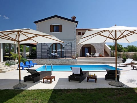 Charmante Villa Histra mit Pool und großem Garten