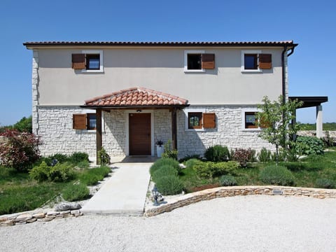 Charmante Villa Histra mit Pool und großem Garten