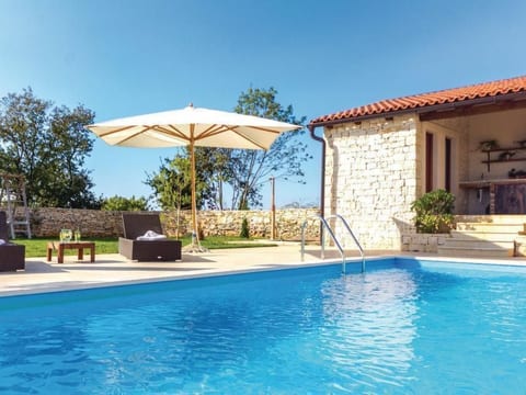Charmante Villa Histra mit Pool und großem Garten