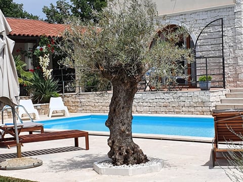 Charmante Villa Histra mit Pool und großem Garten