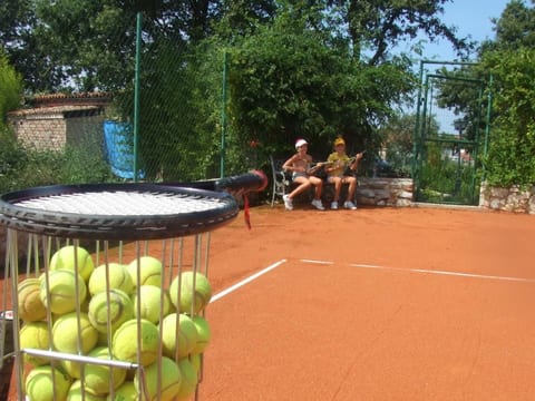 Ferienvilla Lucia mit Pool und eigenem Tennisplatz